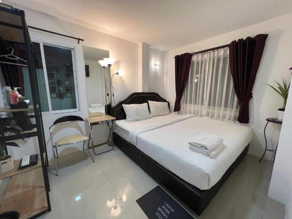 Ban Thungdang Housetel Bangkok Hotel Bagian luar foto