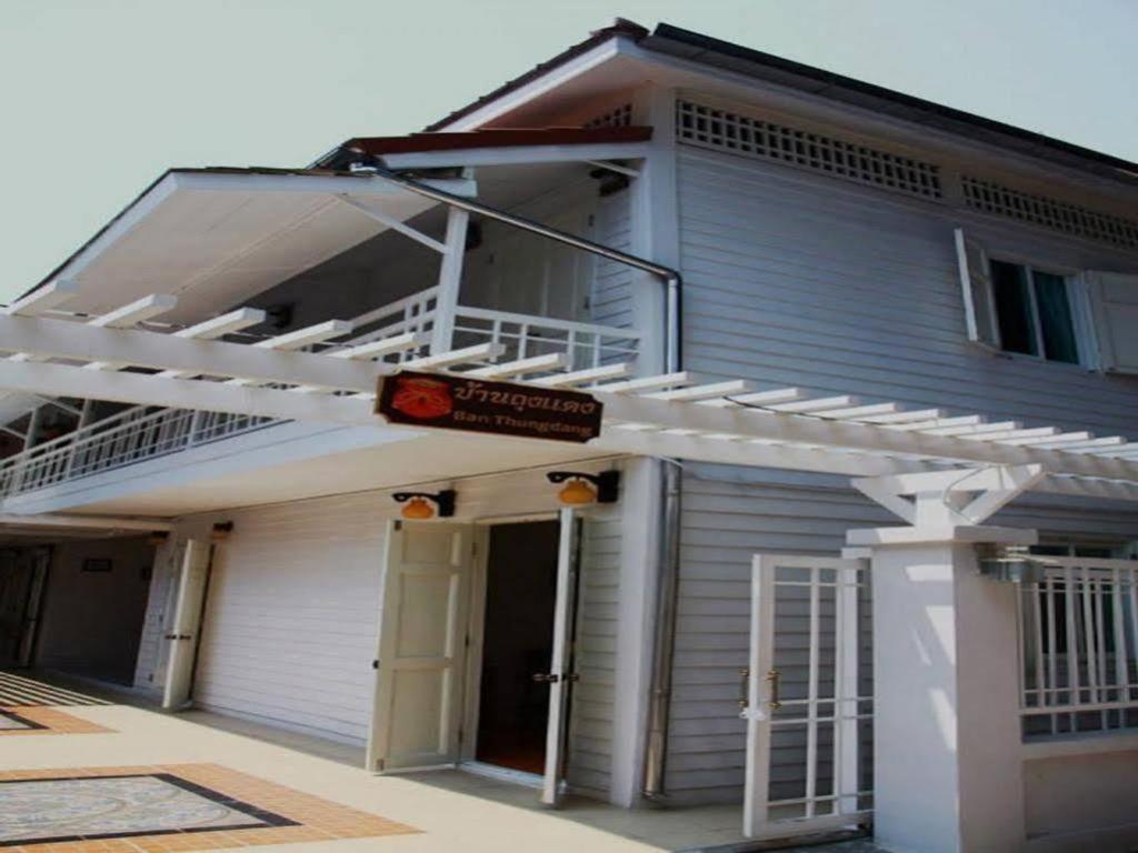 Ban Thungdang Housetel Bangkok Hotel Bagian luar foto