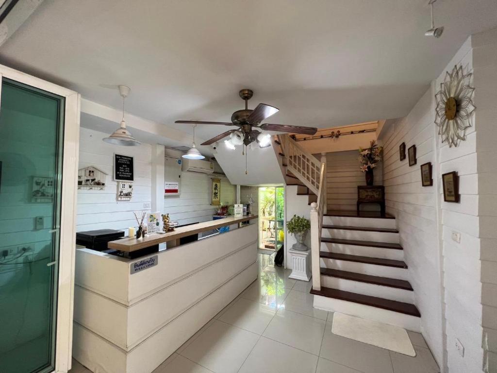 Ban Thungdang Housetel Bangkok Hotel Bagian luar foto