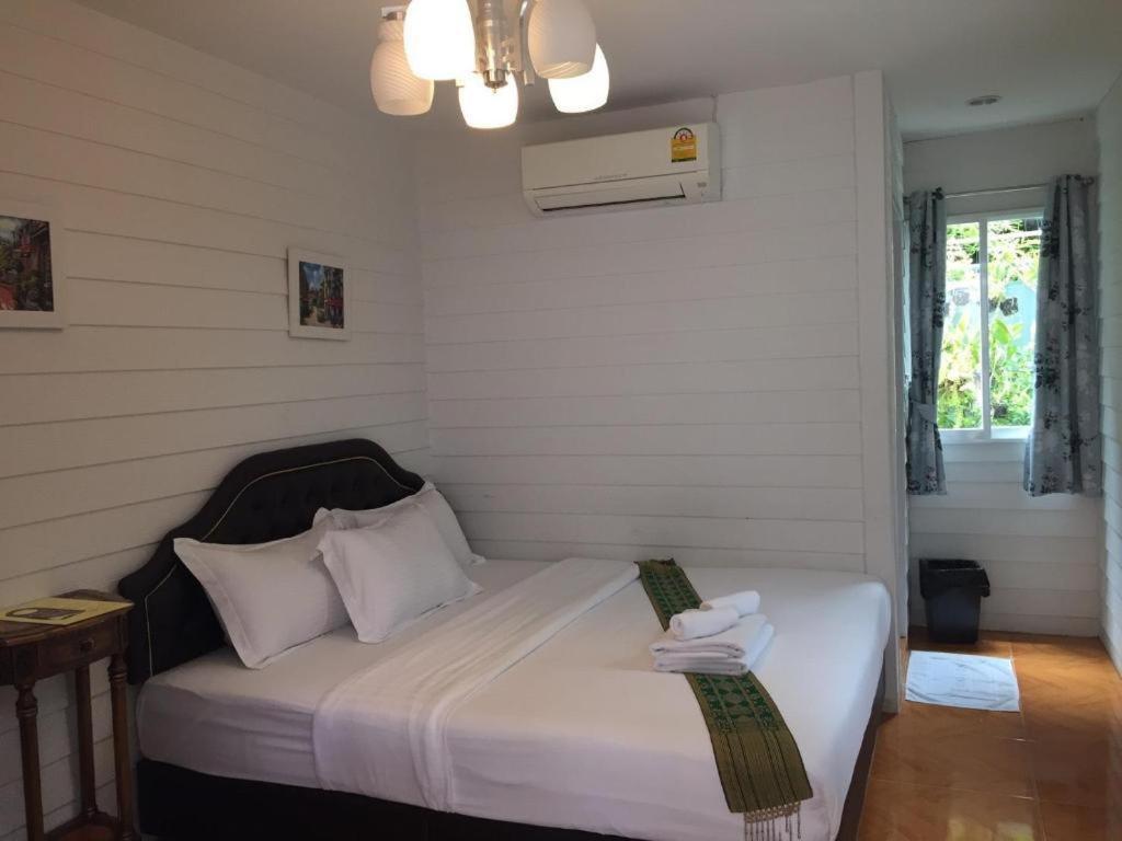 Ban Thungdang Housetel Bangkok Hotel Bagian luar foto