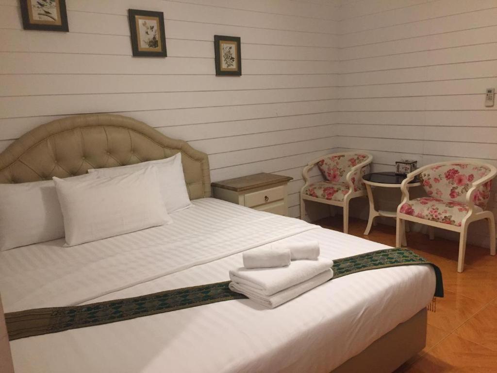 Ban Thungdang Housetel Bangkok Hotel Bagian luar foto