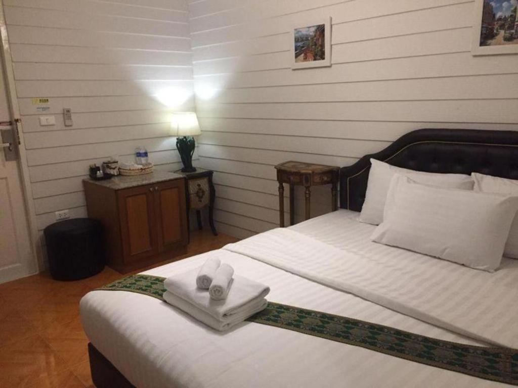 Ban Thungdang Housetel Bangkok Hotel Bagian luar foto