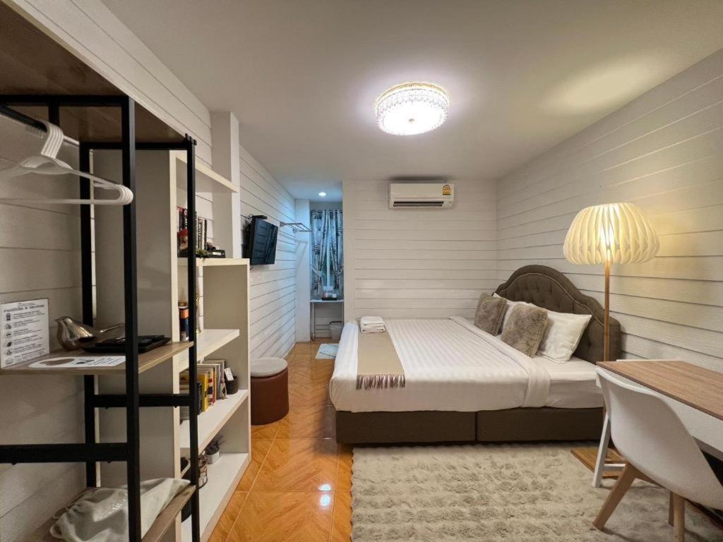 Ban Thungdang Housetel Bangkok Hotel Bagian luar foto
