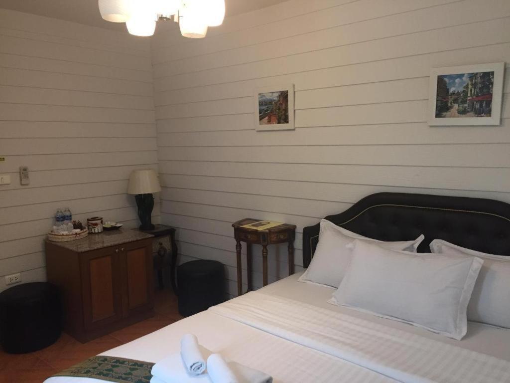 Ban Thungdang Housetel Bangkok Hotel Bagian luar foto