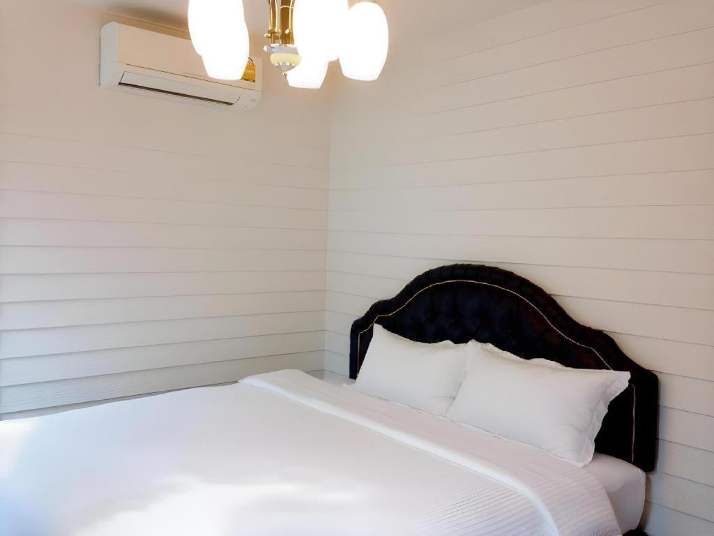 Ban Thungdang Housetel Bangkok Hotel Bagian luar foto