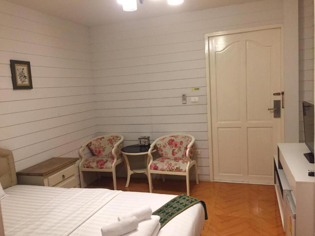 Ban Thungdang Housetel Bangkok Hotel Bagian luar foto