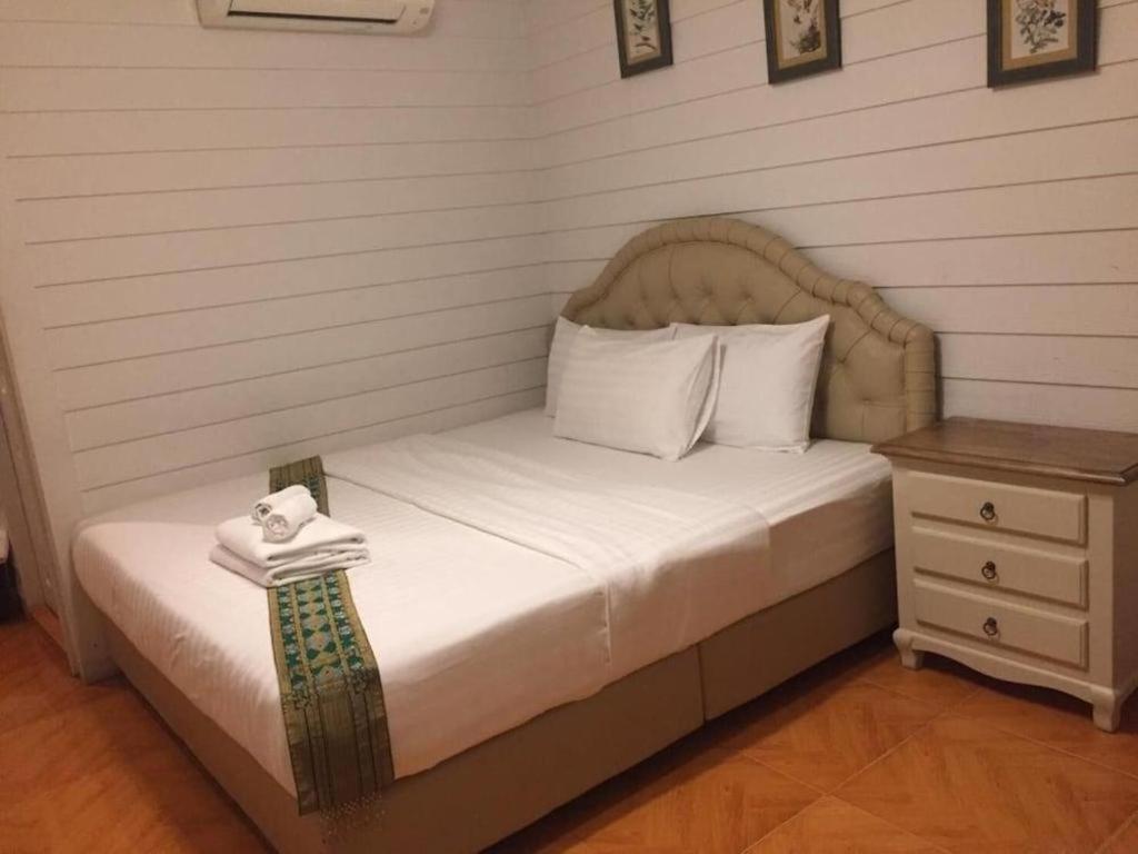 Ban Thungdang Housetel Bangkok Hotel Bagian luar foto