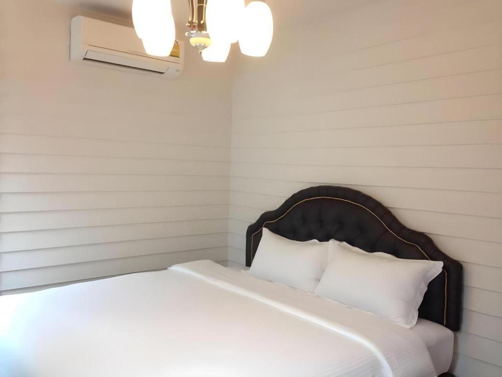 Ban Thungdang Housetel Bangkok Hotel Bagian luar foto