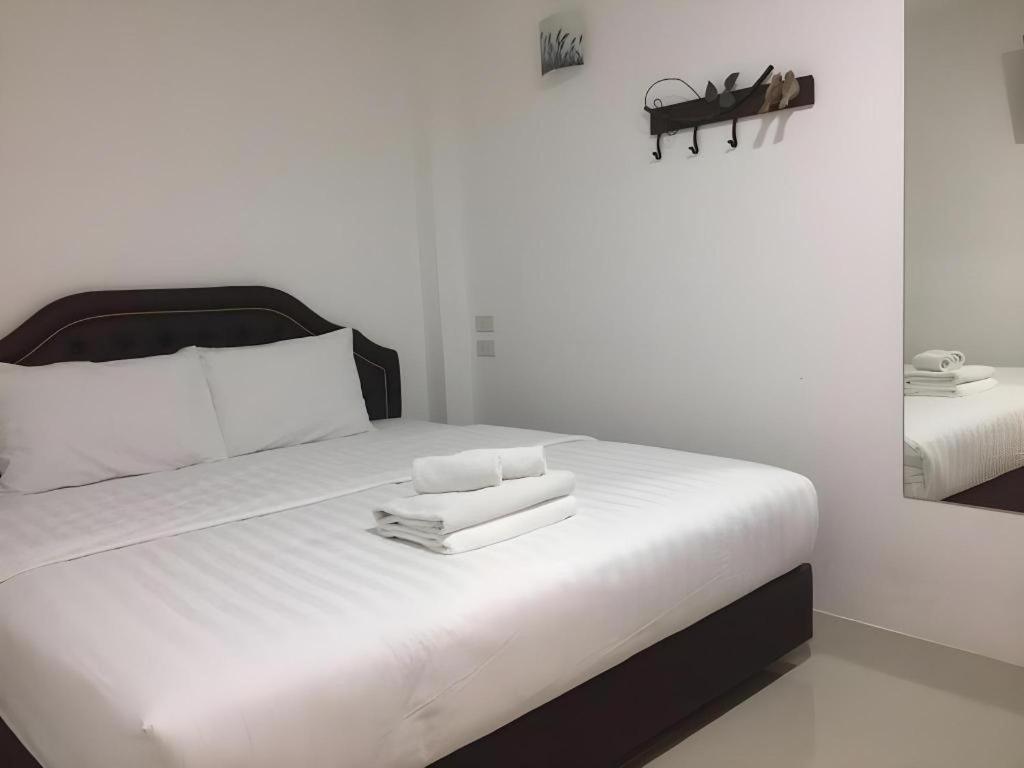 Ban Thungdang Housetel Bangkok Hotel Bagian luar foto