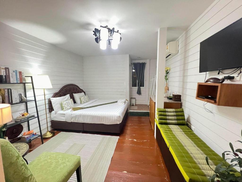 Ban Thungdang Housetel Bangkok Hotel Bagian luar foto
